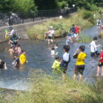 井上 敬(武蔵野)「川遊び-2」