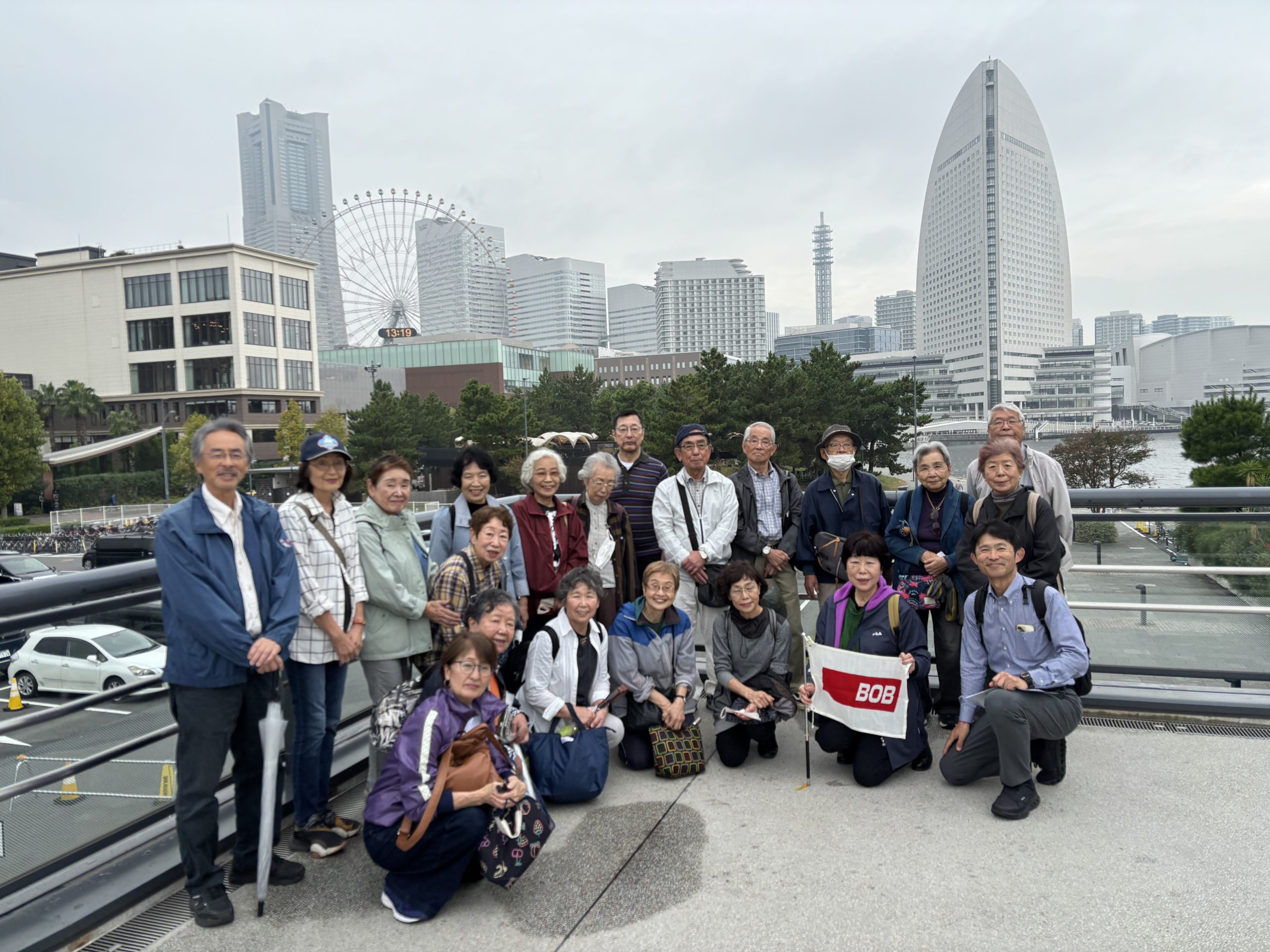 20251016　●横浜新港地区探訪（集合写真①）　　IMG_1988